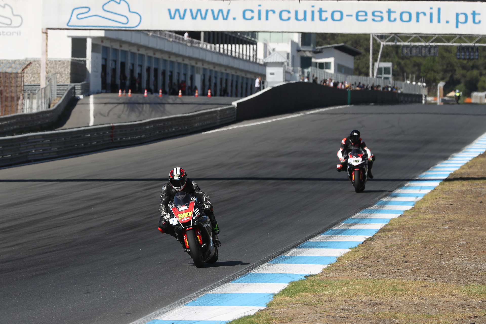 Pilotos rodando en la recta del circuito de Estoril